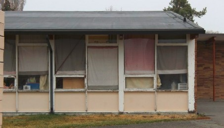 Outdated windows that need to be replaced at Ferguson Elementary School in Klamath Falls, OR.